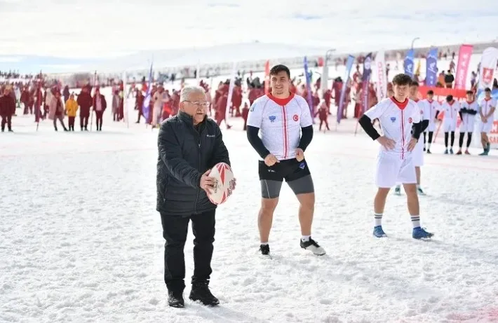 Erciyes’te Kar Ragbi Coşkusu Sürüyor