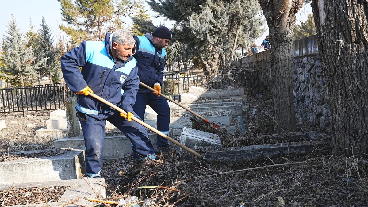 BATTALGAZİ BELEDİYESİ’NDEN MEZARLIKLARDA TEMİZLİK SEFERBERLİĞİ
