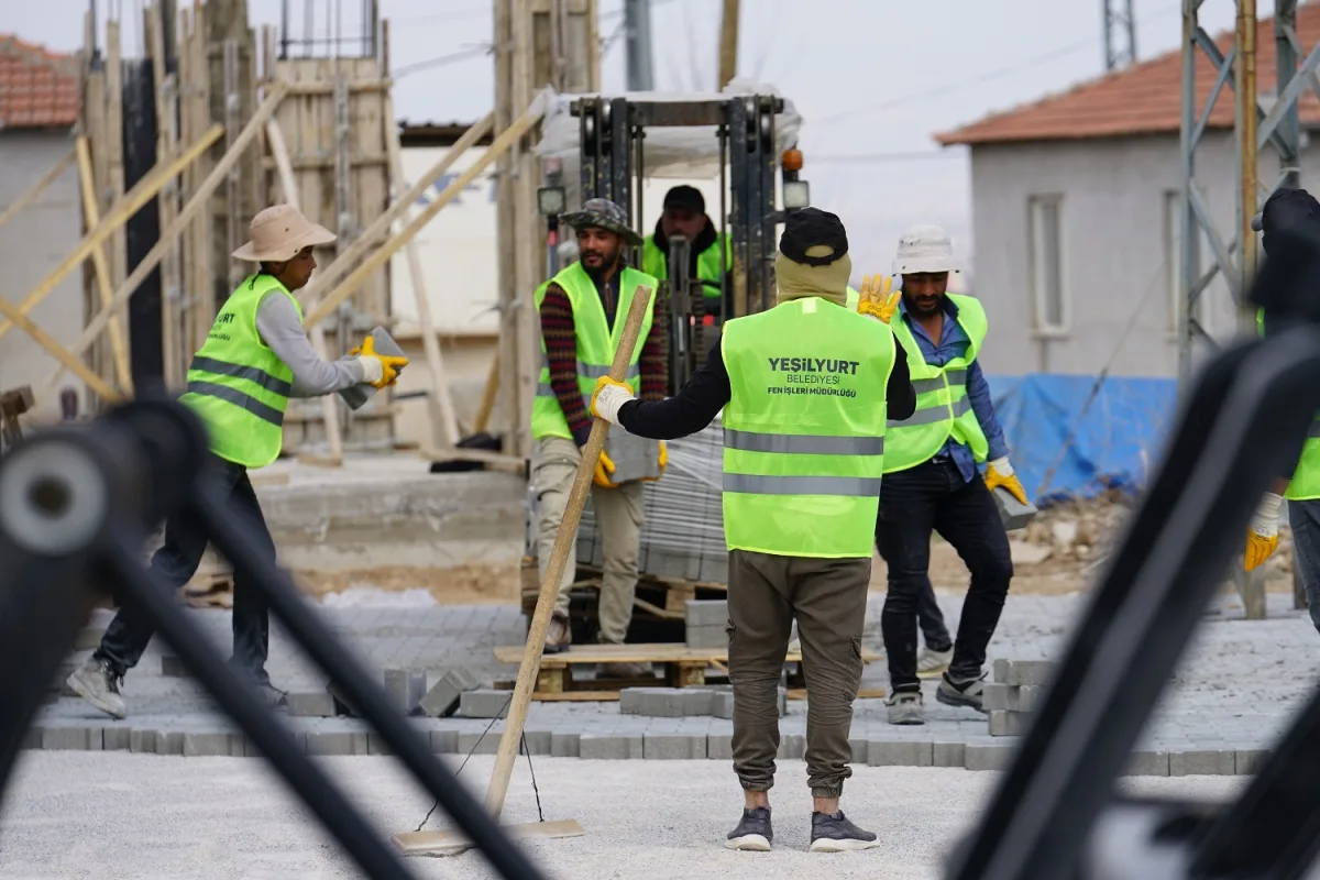 YEŞİLYURT BELEDİYESİ, SAMANKÖY’ÜN YOLLARINI BAŞTAN AŞAĞIYA YENİLİYOR 