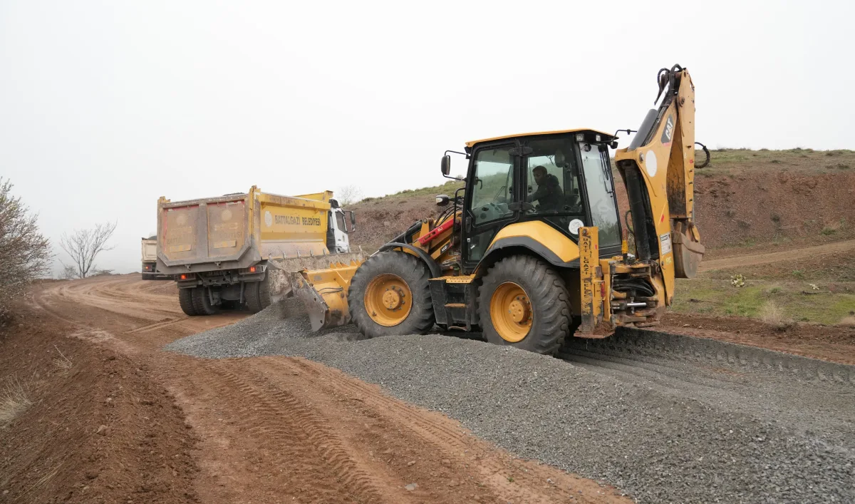 BATTALGAZİ BELEDİYESİ’NDEN 3 KİLOMETRELİK YOL İYİLEŞTİRMESİ