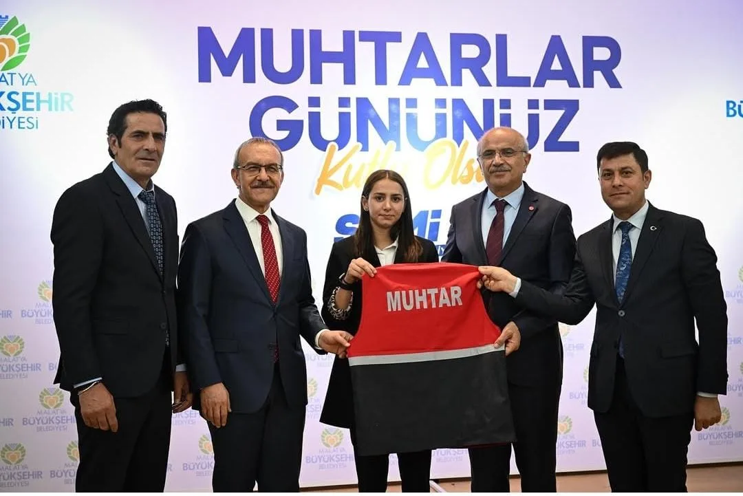TÜRKİYE'NİN EN GENÇ KADIN MUHTARI ASİYE YILDIRIM'A MALATYA VALİSİ SEDDAR YAVUZ'DAN ANLAMLI HEDİYE 