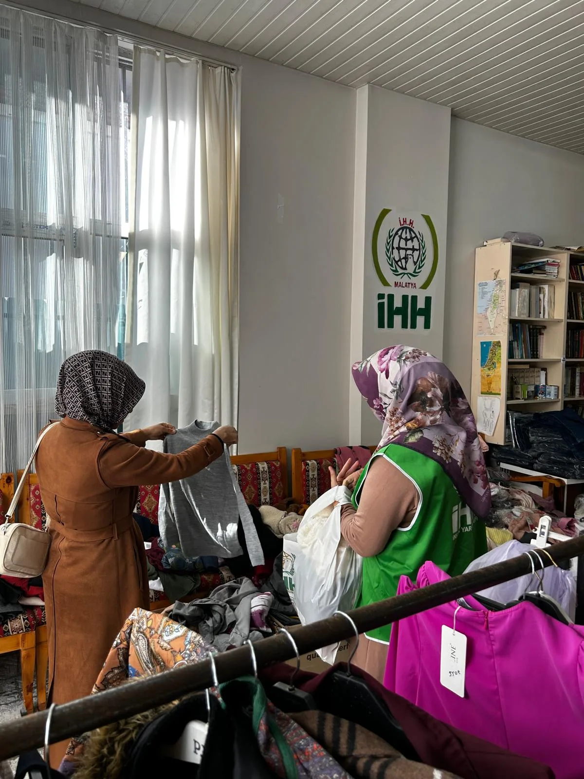 Malatya İHH’dan Yetim, İhtiyaç Sahibi ve Mülteci Ailelere Kışlık Mont ve Kıyafet Desteği