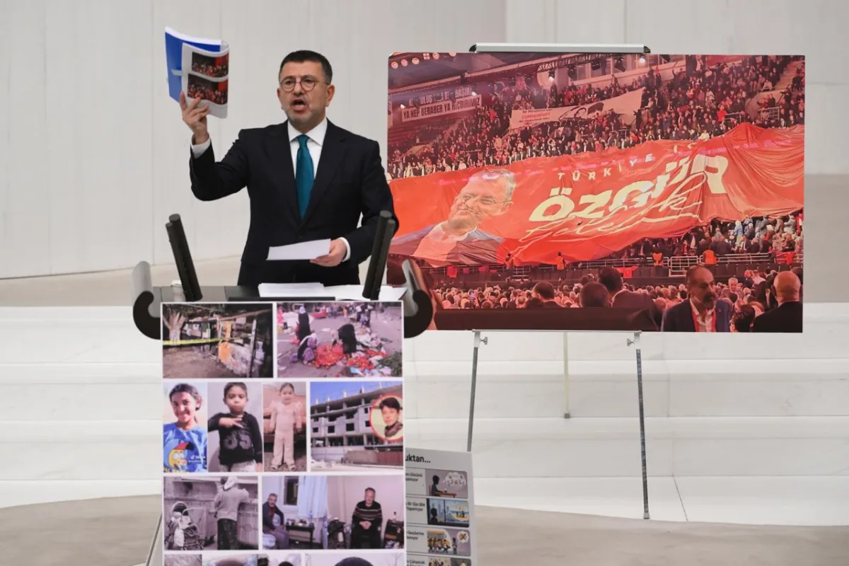 CHP'Lİ AĞBABA GENEL KURUL'DA KÜRSÜYE 'ÖZGÜR GELECEK' PANKARTIYLA ÇIKTI