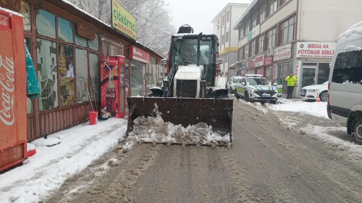 Pütürge’de Kar ve Fırtına Etkisini Sürdürüyor: Belediye Ekipleri Sahada
