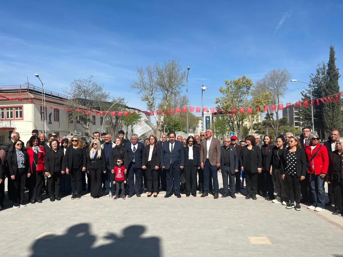 CHP’ 23 NİSAN’DA ATATÜRK ANITI’NA ÇELENK SUNDU