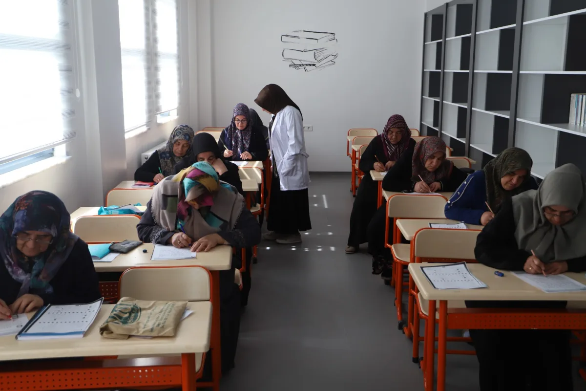 BATTALGAZİ’DE YAŞLI VATANDAŞLARA OKUMA YAZMA DESTEĞİ