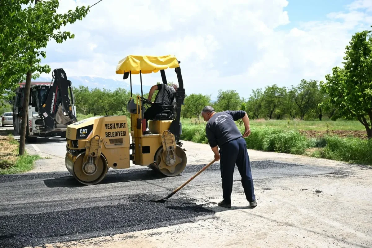 YEŞİLYURT BELEDİYESİ, TOPSÖĞÜT MAHALLESİ’NİN YOLLARINI YENİLİYOR