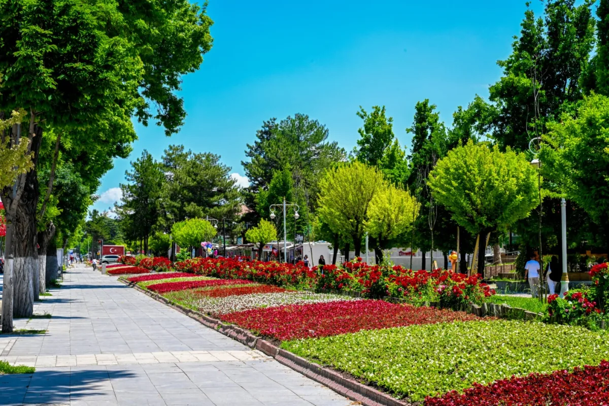 MALATYA’DA PARKLAR VE KAVŞAKLAR ÇİÇEKLERLE SÜSLENDİ