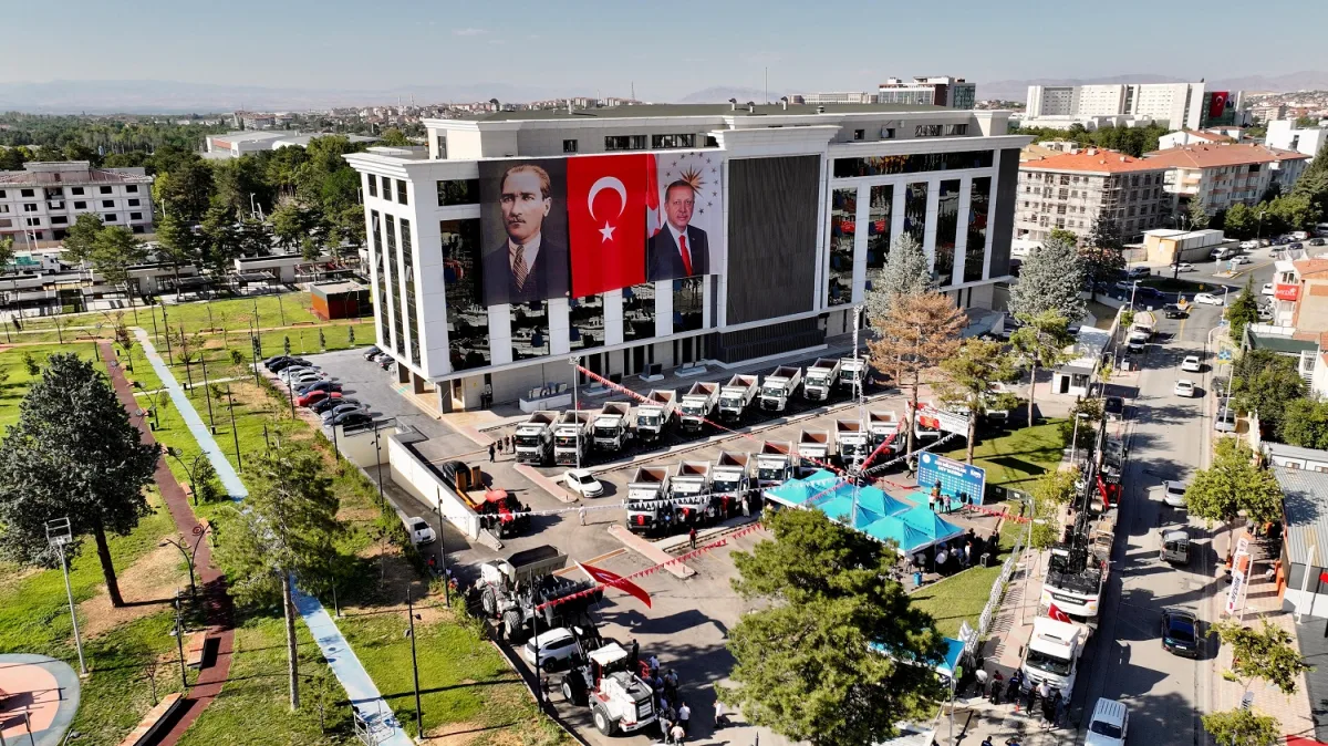YEŞİLYURT BELEDİYESİ ARAÇ FİLOSUNU 220 MİLYON TL.'LİK 31 YENİ İŞ MAKİNASIYLA GÜÇLENDİRDİ