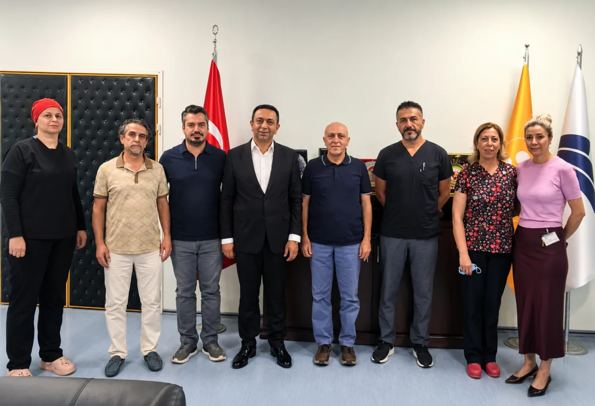 TÖTM BAŞHEKİMİ PROF. DR. EROL KARAASLAN’A ZİYARET: SAĞLIK ÇALIŞANLARININ SORUNLARI VE TALEPLERİ MASAYA YATIRILDI
