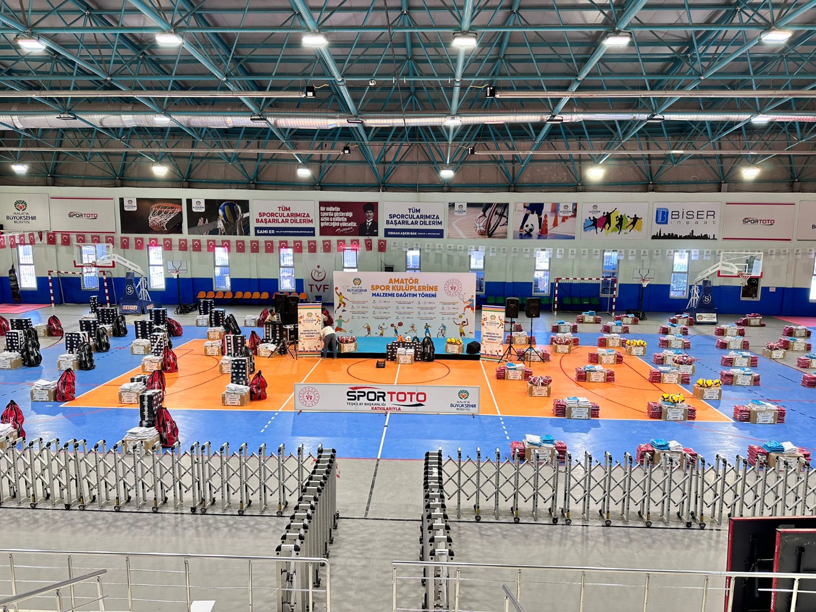 AMATÖR SPOR KULÜPLERİNE 10 MİLYON TL DEĞERİNDE SPOR MALZEMESİ DESTEĞİ