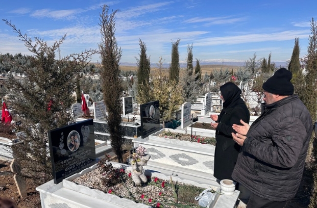 Anne Kızına, Baba Oğluna Sarılı Defnedildi: 6 Şubat’ın Acısı Malatya’da Dinmiyor