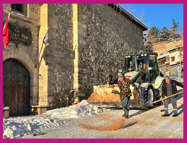 ARAPGİR’DE KAR YAĞIŞININ ARDINDAN BELEDİYE EKİPLERİ SAHADA