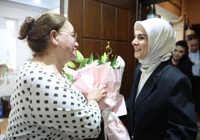 Bakan Göktaş, Devlet Korumasındaki Çocukların Gönüllü Annesini Ziyaret Etti
