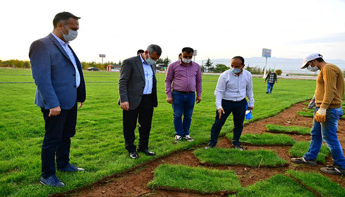 Başkan Çınar Rulo Çimleri Millet Bahçesindeki Yeşil Alana Serdi