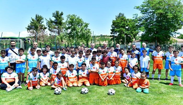 Başkan Çınar, Yeşilyurt Belediyespor Futbol Okulunu Ziyaret Etti