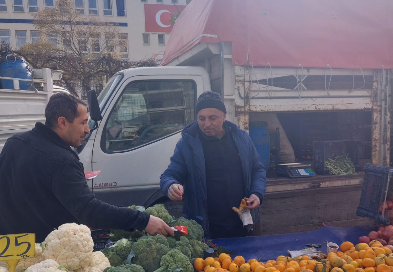 Başkan Çolakoğlu ; " Seçim zamanı değil, geçim zamanında da esnafın yanındayız " 