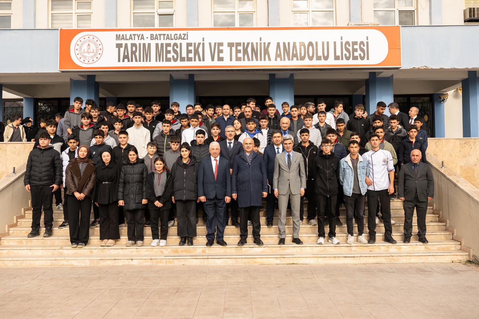 BAŞKAN ER, 'KARİYER GÜNLERİ' KAPSAMINDA  ÖĞRENCİLERLE BİR ARAYA GELDİ