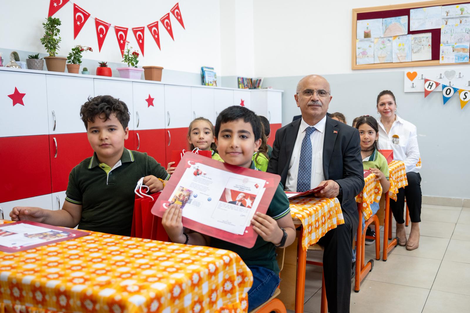 BAŞKAN ER ÖĞRENCİLERİN KARNE HEYECANINA ORTAK OLDU