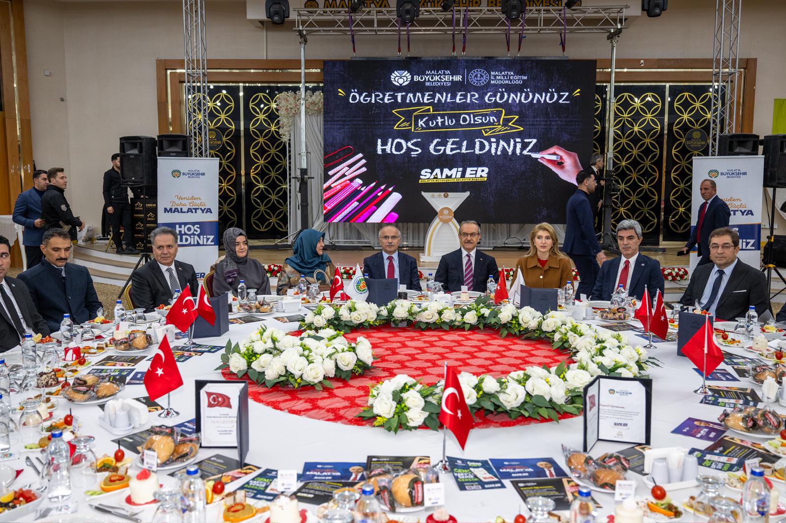 BAŞKAN ER, “ÖĞRETMENLERİMİZ TOPLUMUN YENİDEN İNŞASINDA EN BÜYÜK PAYA SAHİPTİR”