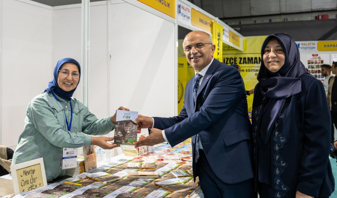 BAŞKAN ER STANTLARI ZİYARET EDEREK YAZARLARLA BİR ARAYA GELDİ