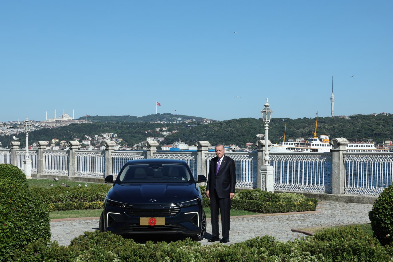 Başkan Erdoğan Yerli Togg Sedan T10F'i Kullandı.