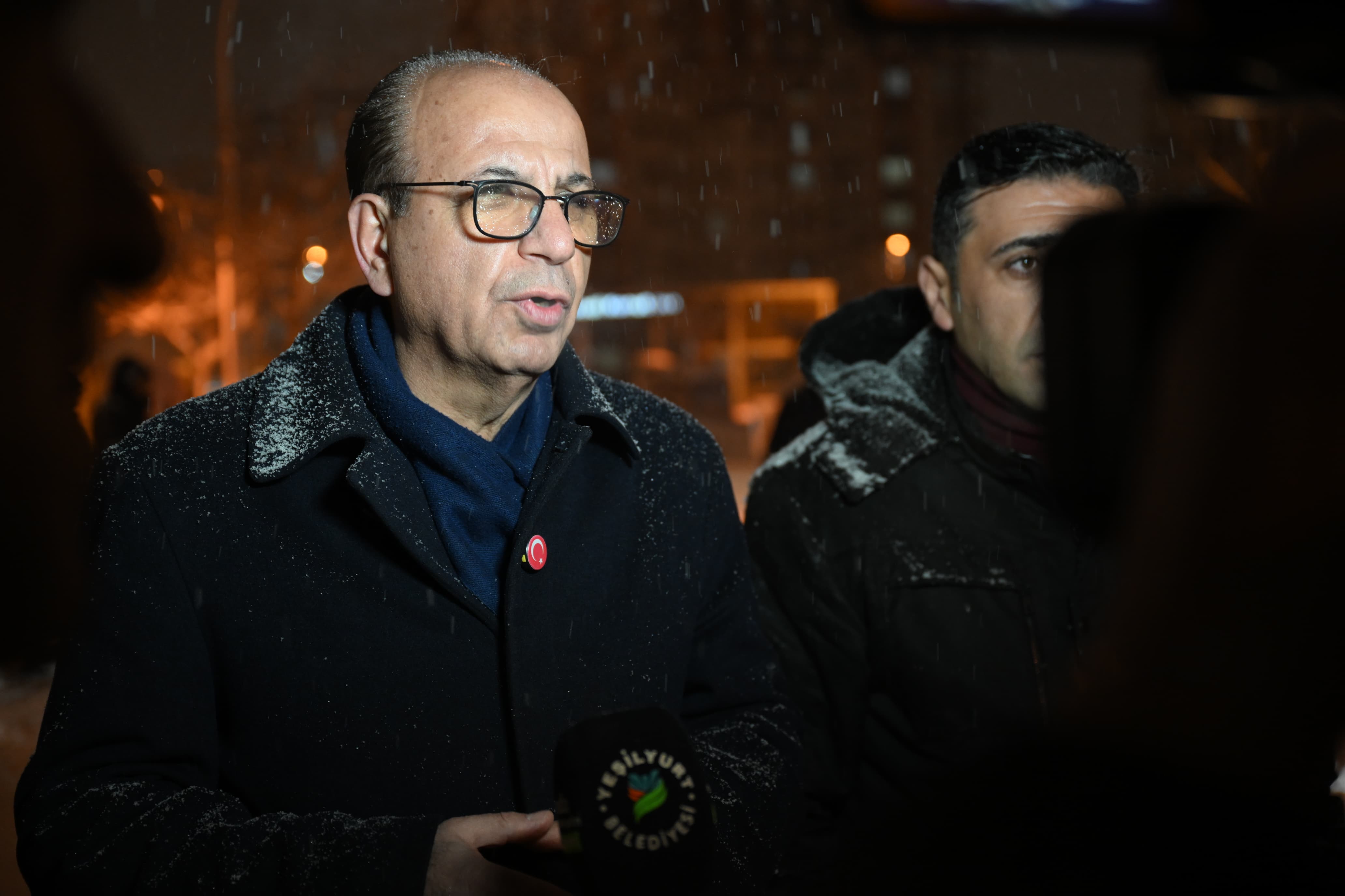 BAŞKAN GEÇİT, KARLA MÜCADELE EKİPLERİNİ GECE MESAİSİNDE YALNIZ BIRAKMADI 