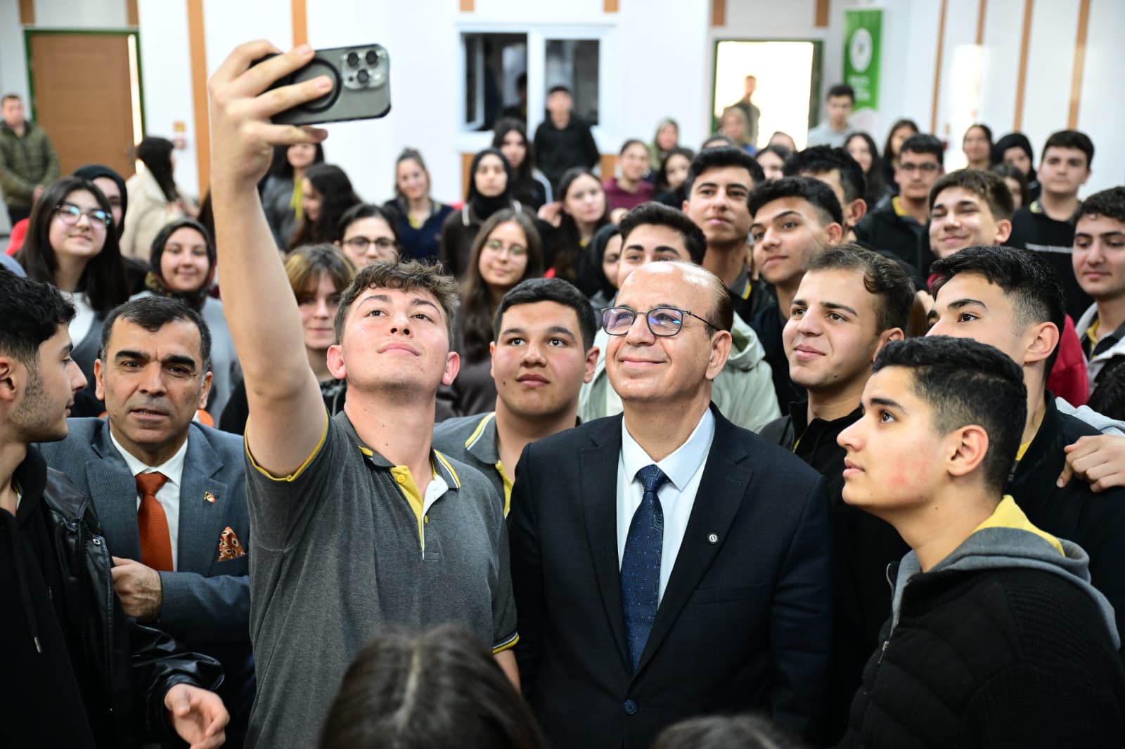 BAŞKAN GEÇİT ÖĞRENCİLERLE BULUŞTU: “HEDEFİNİZ OLSUN, ÇOK ÇALIŞIN”