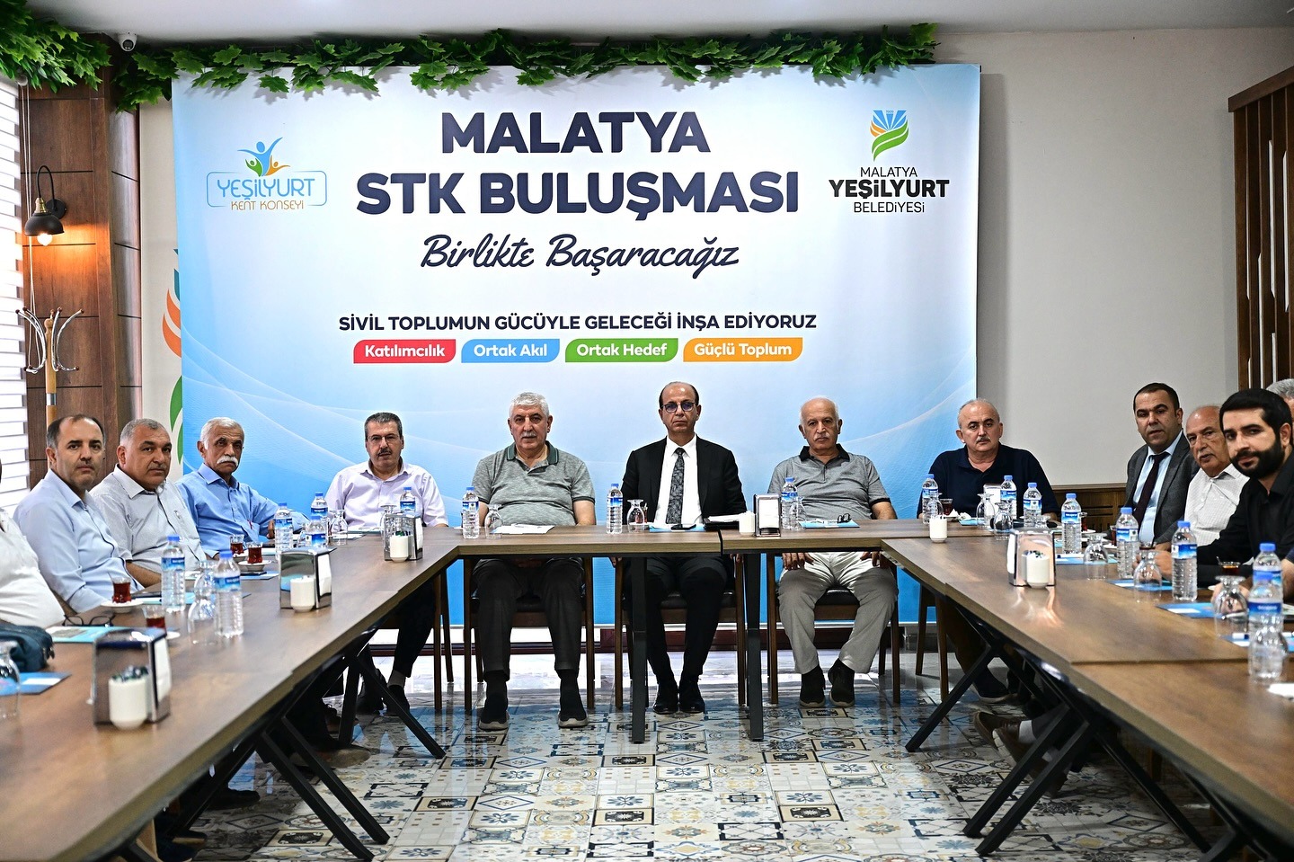 BAŞKAN GEÇİT, STK TEMSİLCİLERİYLE YEŞİLYURT’UN BUGÜNÜ VE YARINLARINI ELE ALDI 