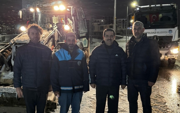 BAŞKAN TAŞKIN GECE BOYU KAR MESAİSİNİ SAHADA TAKİP ETTİ