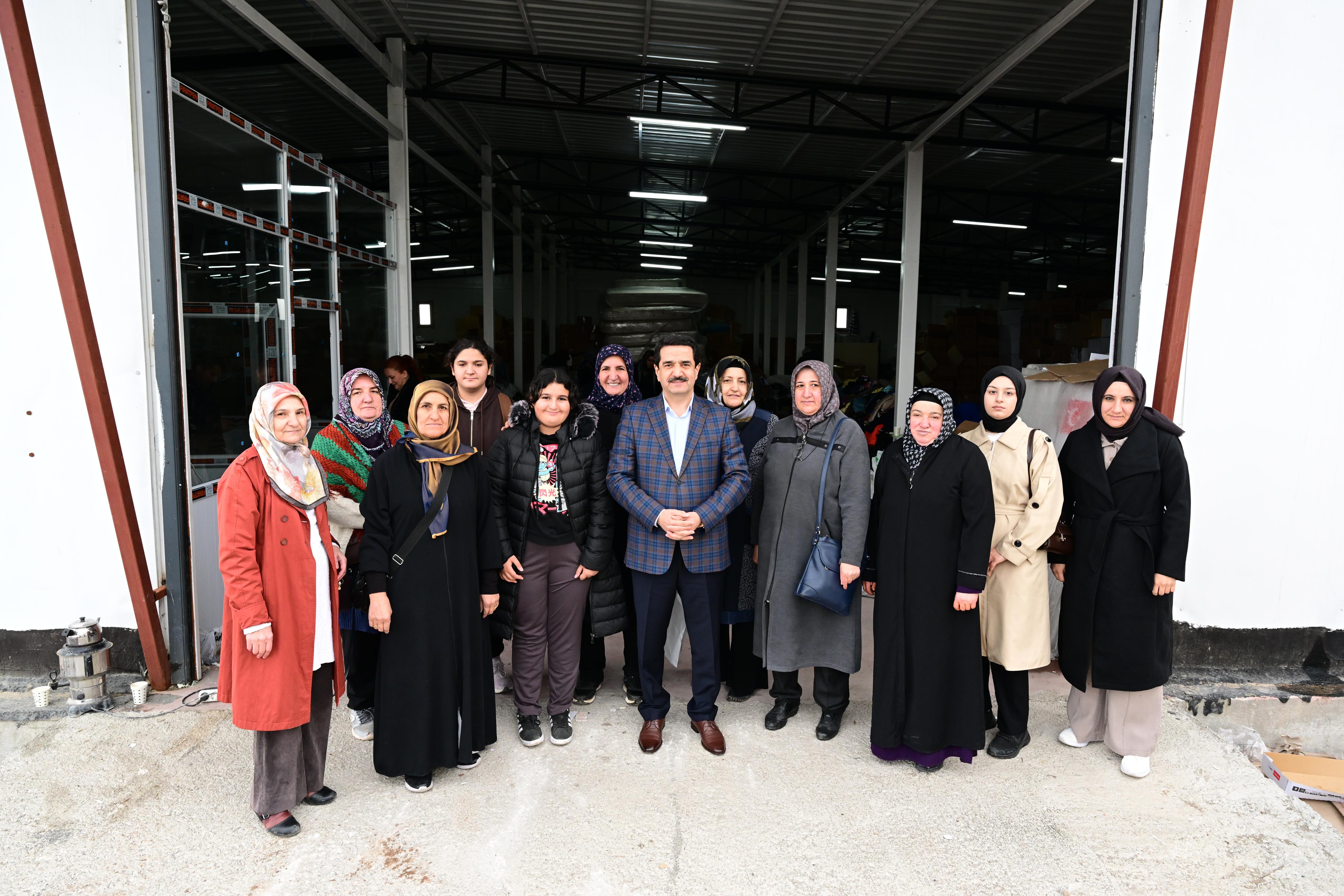 Başkan Taşkın Yardım Malzemeleri Tasnifine Eşlik Etti