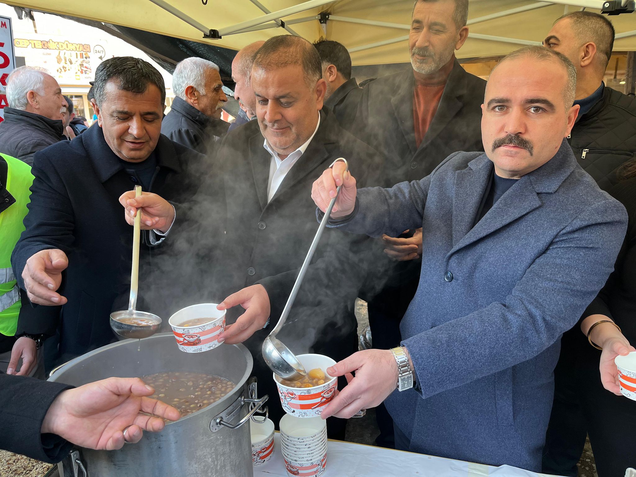 Başkanlardan Halka Aşure İkramı