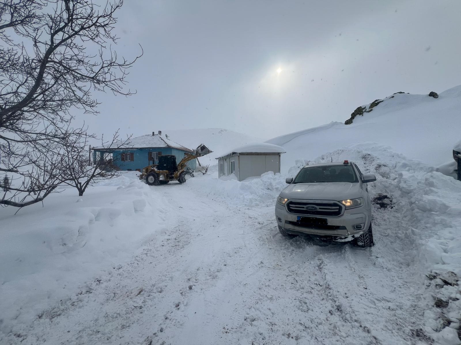 Battalgazi Belediyesi Ekipleri Sağlık Çalışanlarını İş Makinesiyle Hastaya Ulaştırdı