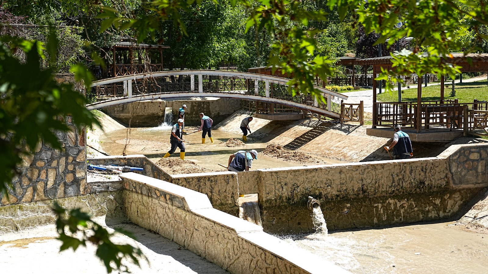 BATTALGAZİ BELEDİYESİ’NDEN ÇINAR PARK’TA TEMİZLİK ÇALIŞMASI