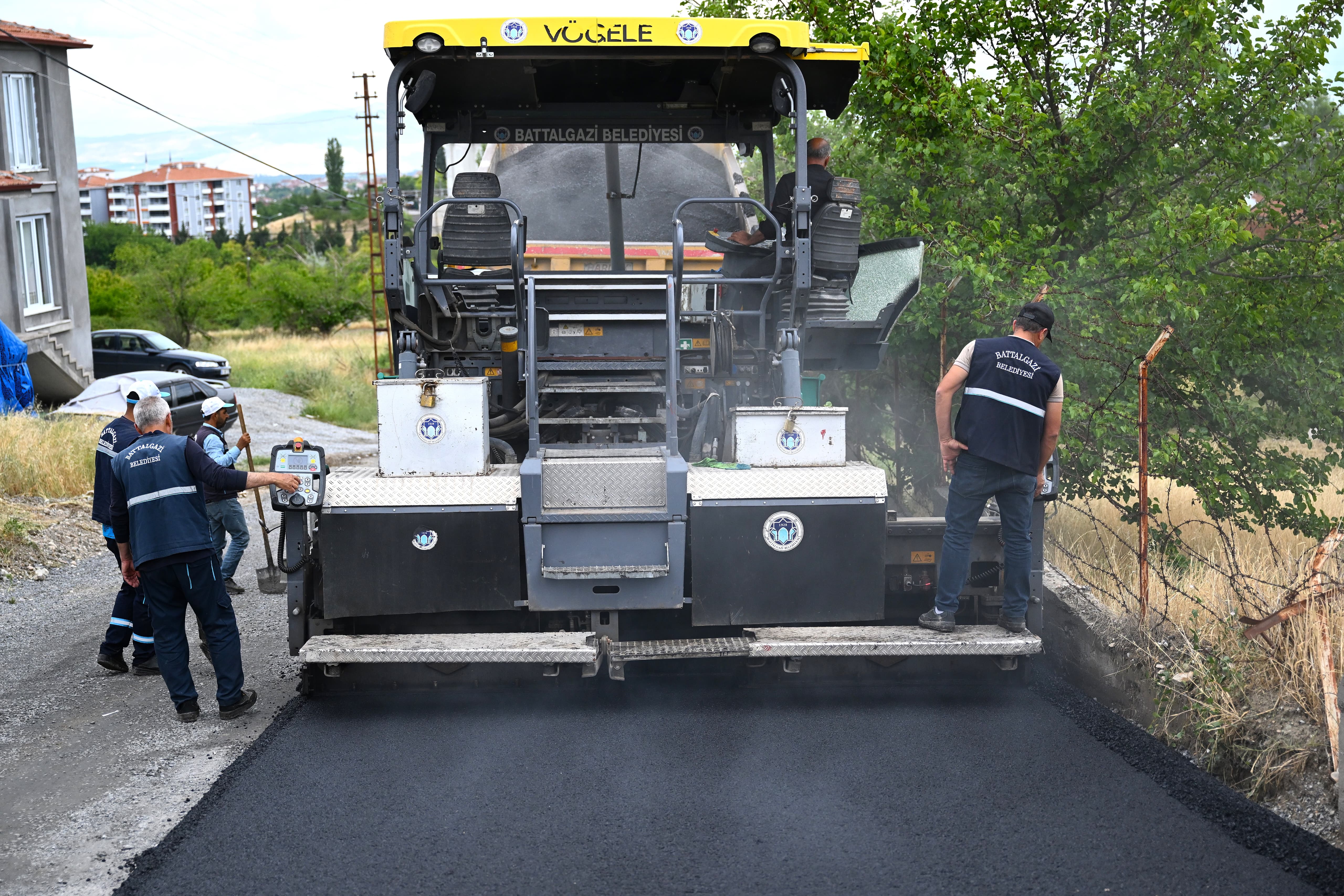 BATTALGAZİ BELEDİYESİ’NDEN MEYDANBAŞI MAHALLESİ’NE SICAK ASFALT HİZMETİ