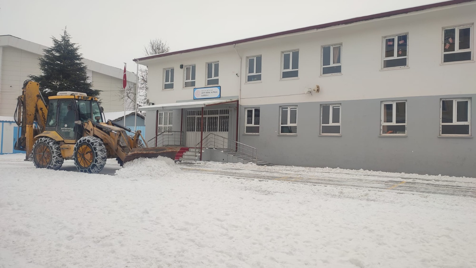 Battalgazi Belediyesi’nden Okul Bahçelerinde Kar Temizliği