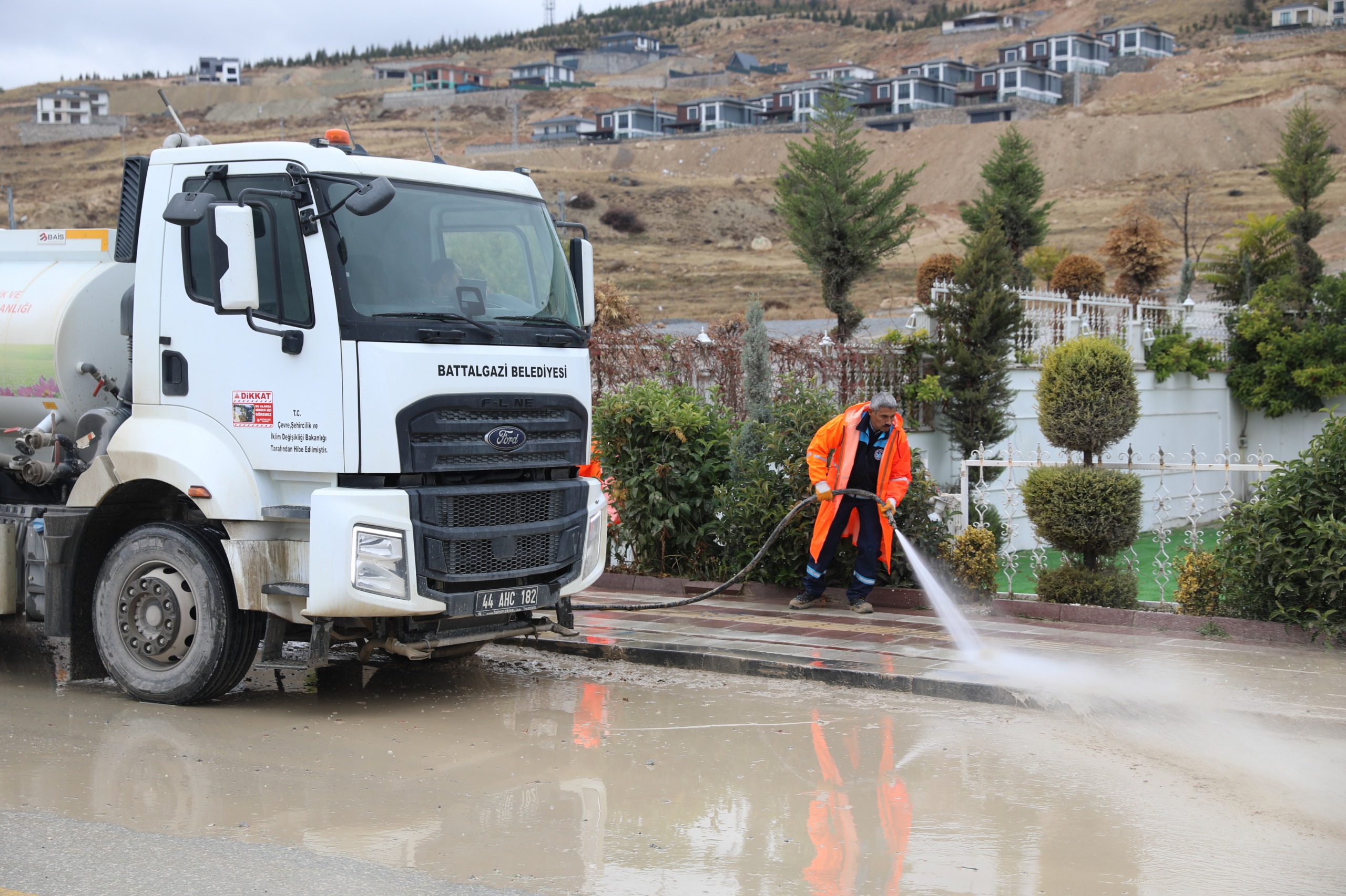 BATTALGAZİ BELEDİYESİ’NDEN PINARBAŞI GÖLETİ ÇEVRESİNDE DETAYLI TEMİZLİK