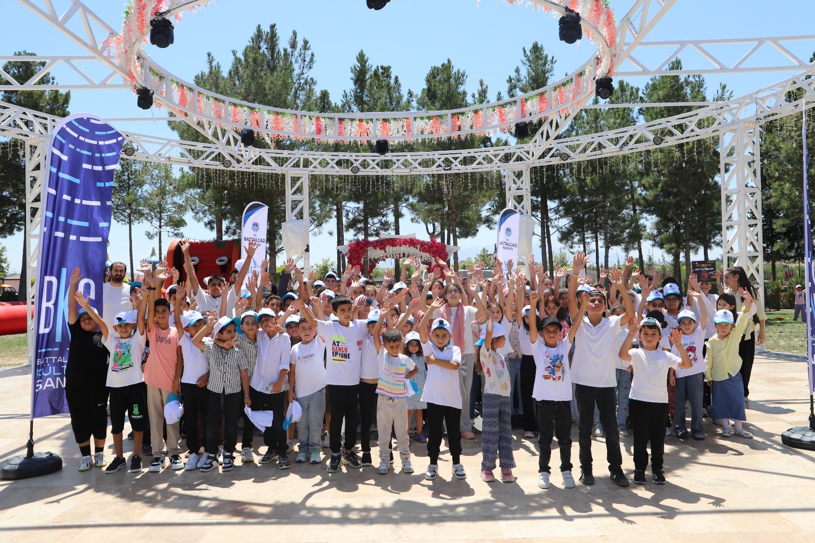 BATTALGAZİ BELEDİYESİ YAZ OKULLARI ŞENLİKLE TAMAMLANDI