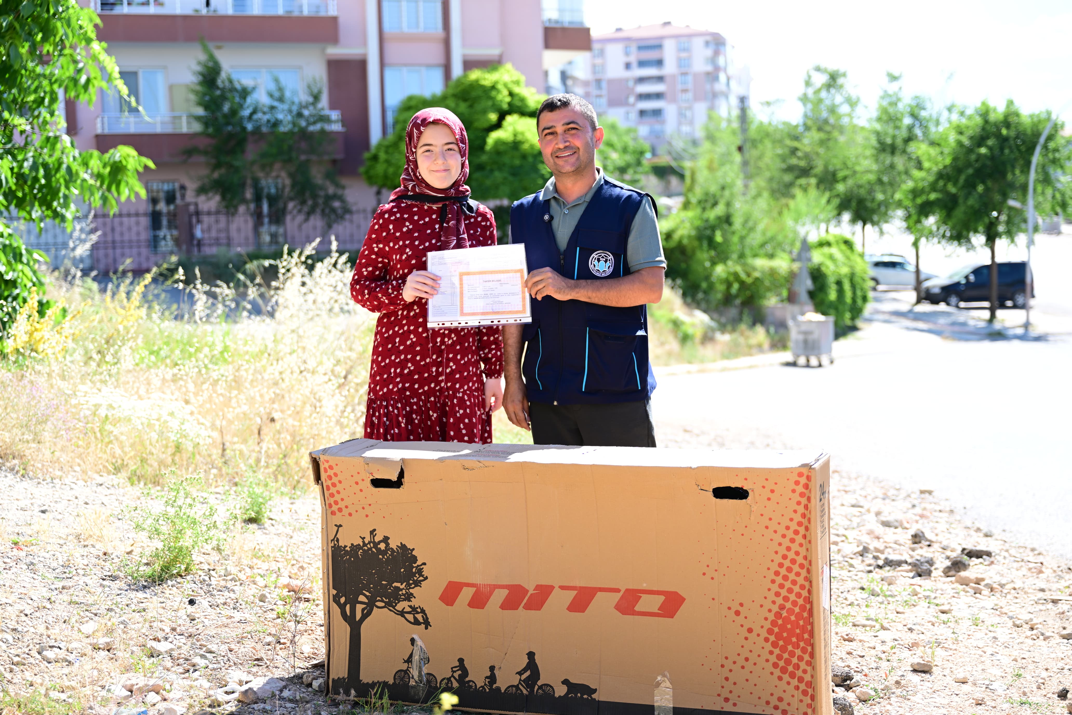 BATTALGAZİ BELEDİYESİNDEN BAŞARILI ÖĞRENCİLERE KARNE HEDİYESİ