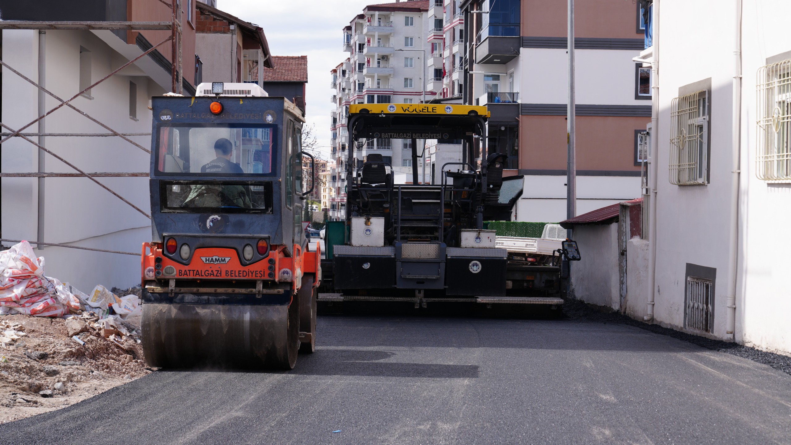BATTALGAZİ’DE ASFALT ÇALIŞMALARI SÜRÜYOR