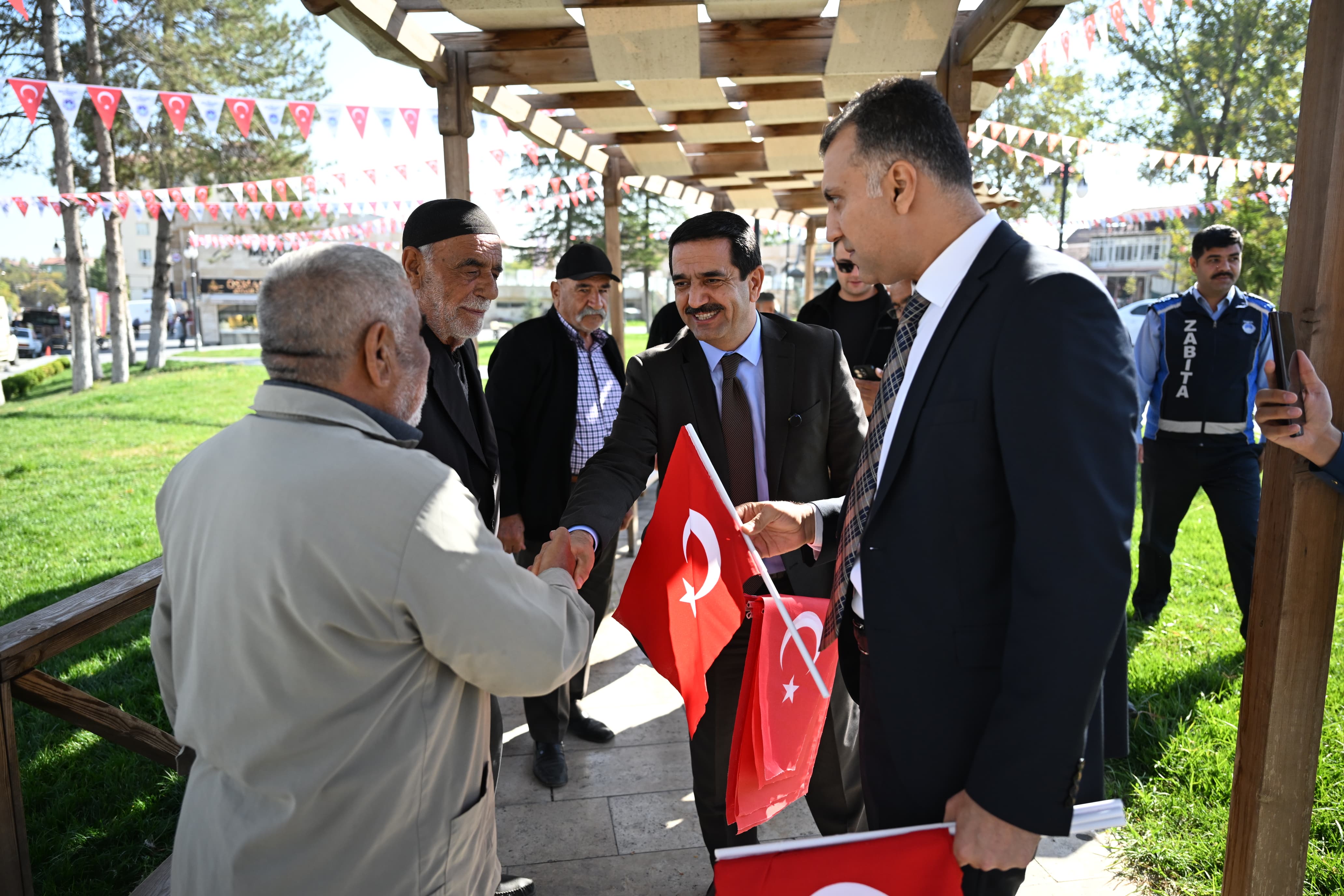 BATTALGAZİ’DE CUMHURİYET COŞKUSU: BAŞKAN TAŞKIN VATANDAŞLARA TÜRK BAYRAĞI HEDİYE ETTİ