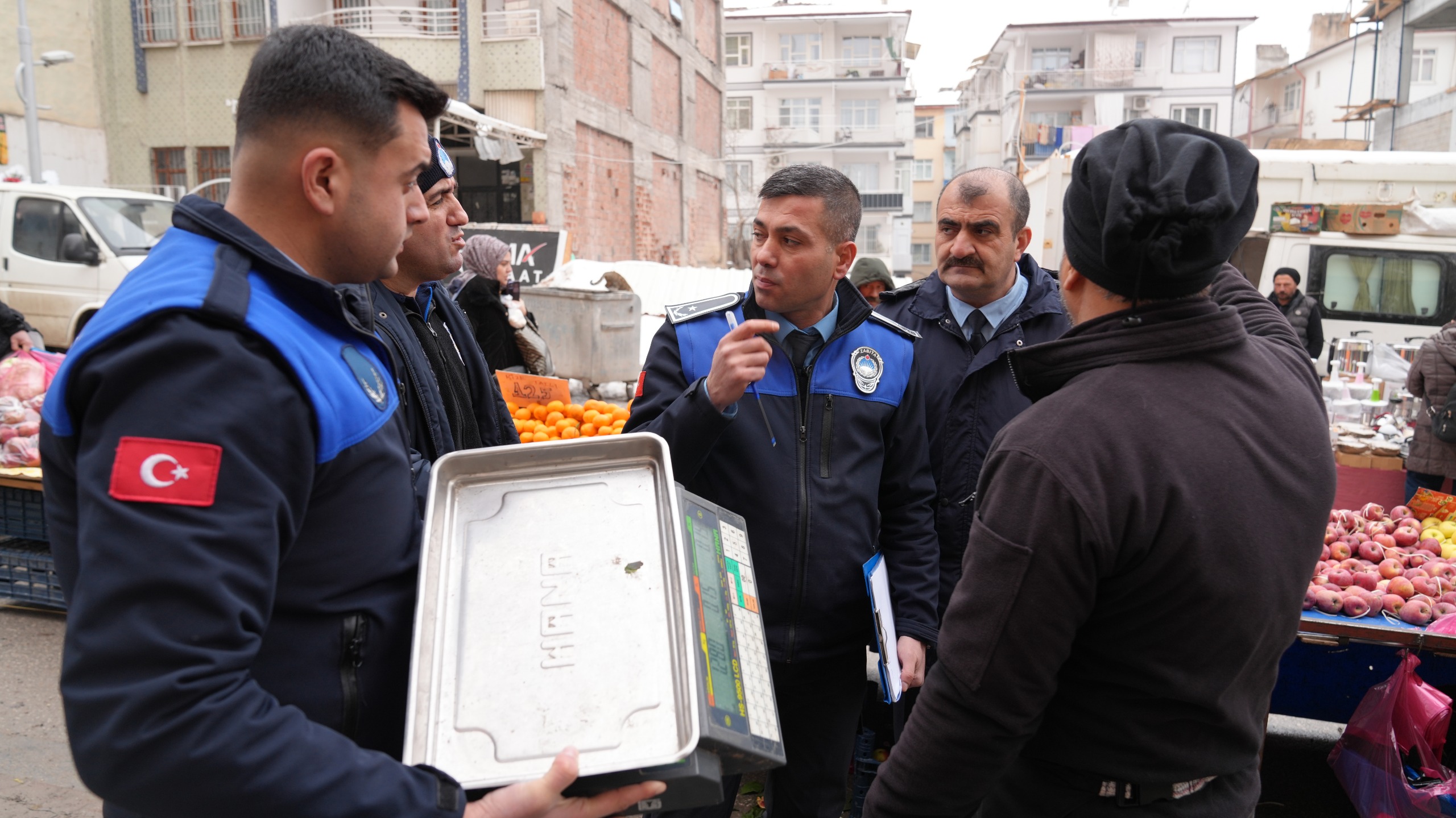 BATTALGAZİ’DE SEMT PAZARLARINDA ÖLÇÜ VE TARTI DENETİMİ