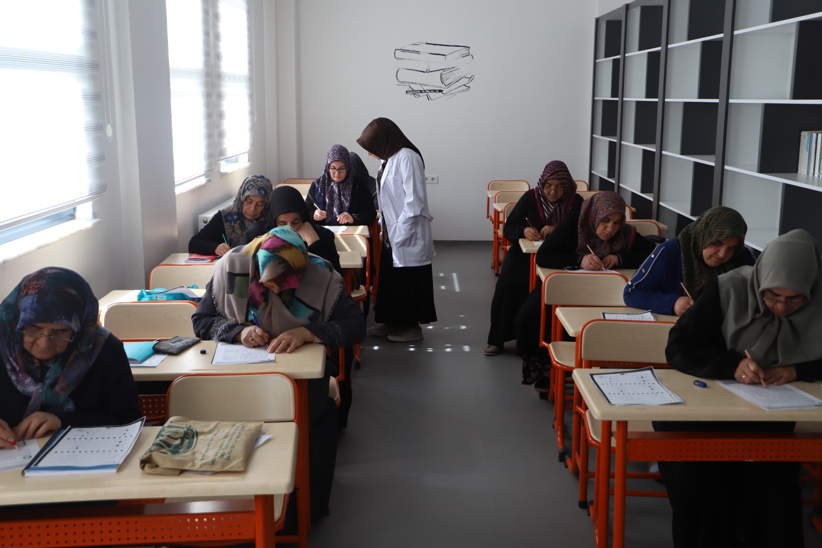 BATTALGAZİ’DE YAŞLI VATANDAŞLARA OKUMA YAZMA DESTEĞİ