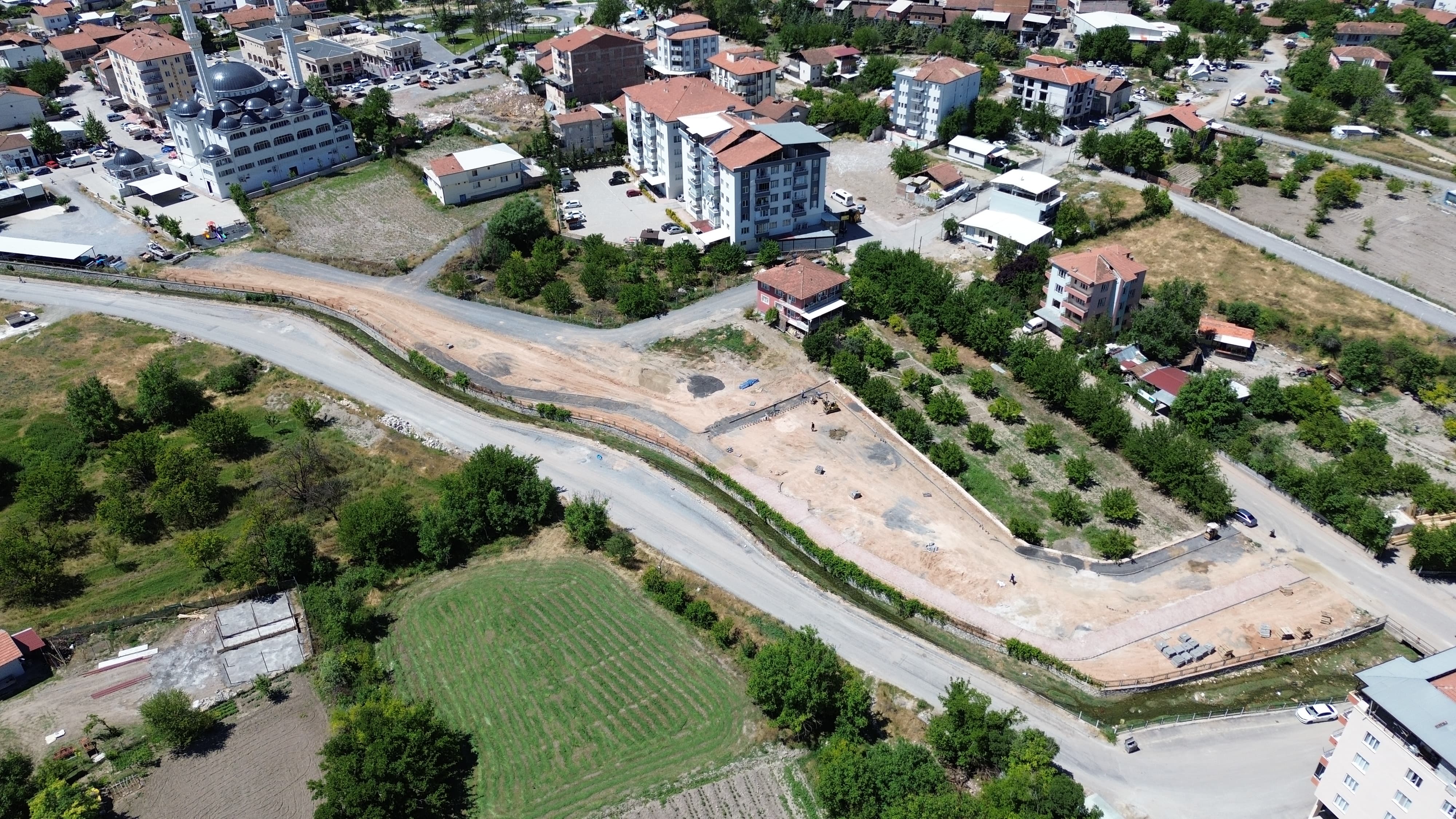 BATTALGAZİ’DE YEŞİL DÖNÜŞÜM: ALACAKAPI MAHALLESİ’NE YENİ PARK