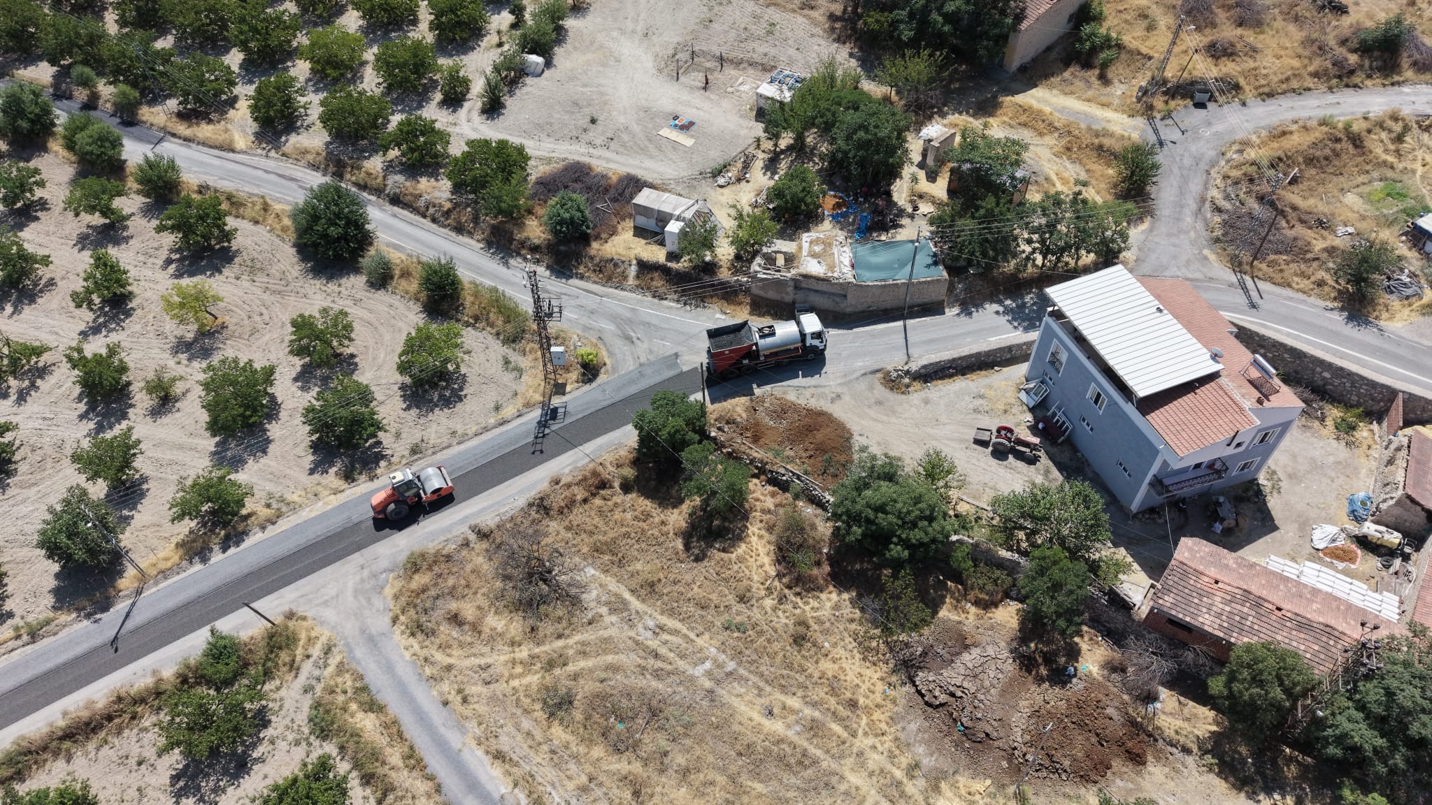BATTALGAZİ’DE YOL ÇALIŞMALARI İLÇE GENELİNDE SÜRÜYOR
