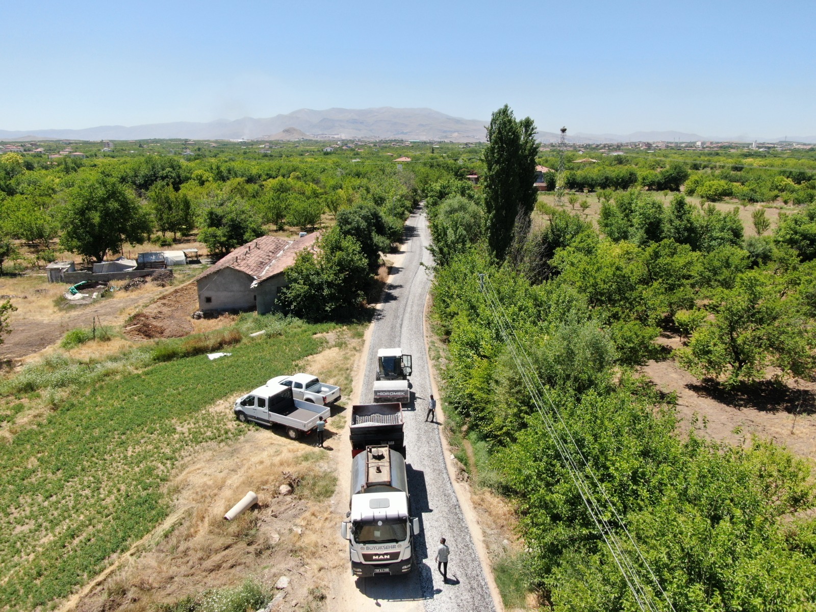 BÜYÜKŞEHİR BELEDİYESİ BAHÇELİEVLER MAHALLESİ’NİN YOL SORUNUNU ÇÖZDÜ