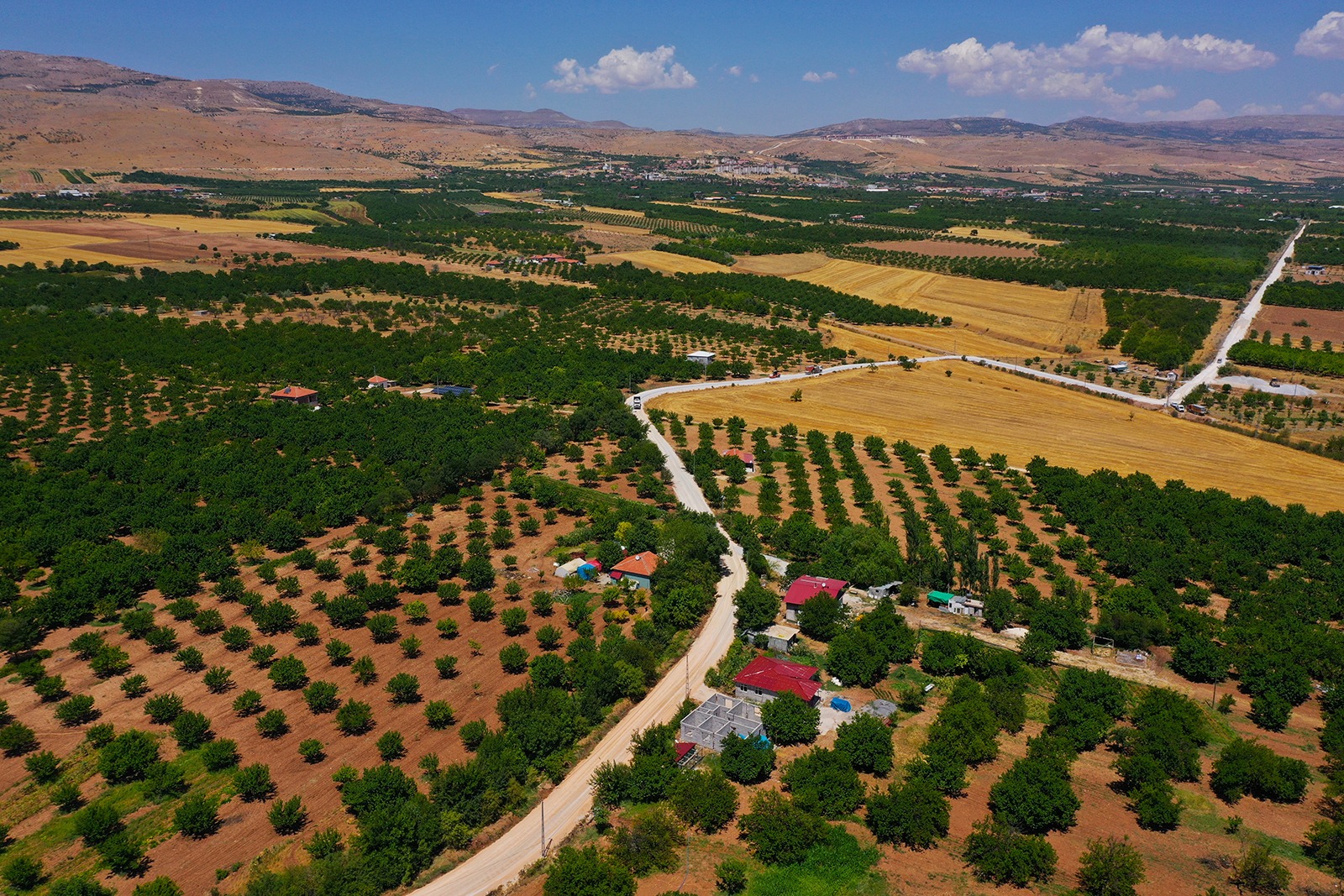 BÜYÜKŞEHİR BELEDİYESİ İLÇELERDEKİ YOL MESAİSİNİ ARALIKSIZ BİR ŞEKİLDE SÜRDÜRÜYOR
