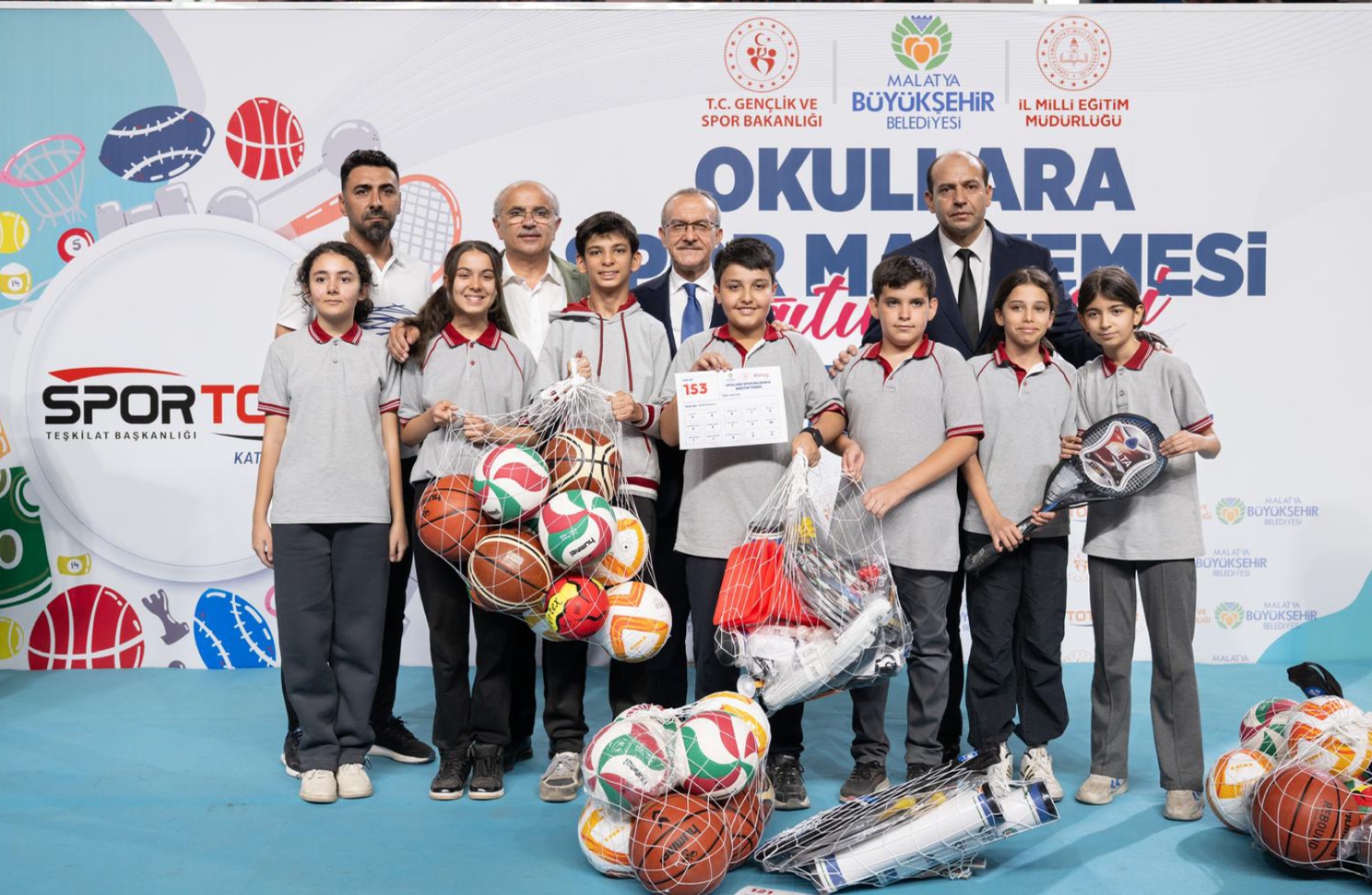 BÜYÜKŞEHİR BELEDİYESİ’NDEN 300 OKULA SPOR MELZEMESİ DESTEĞİ