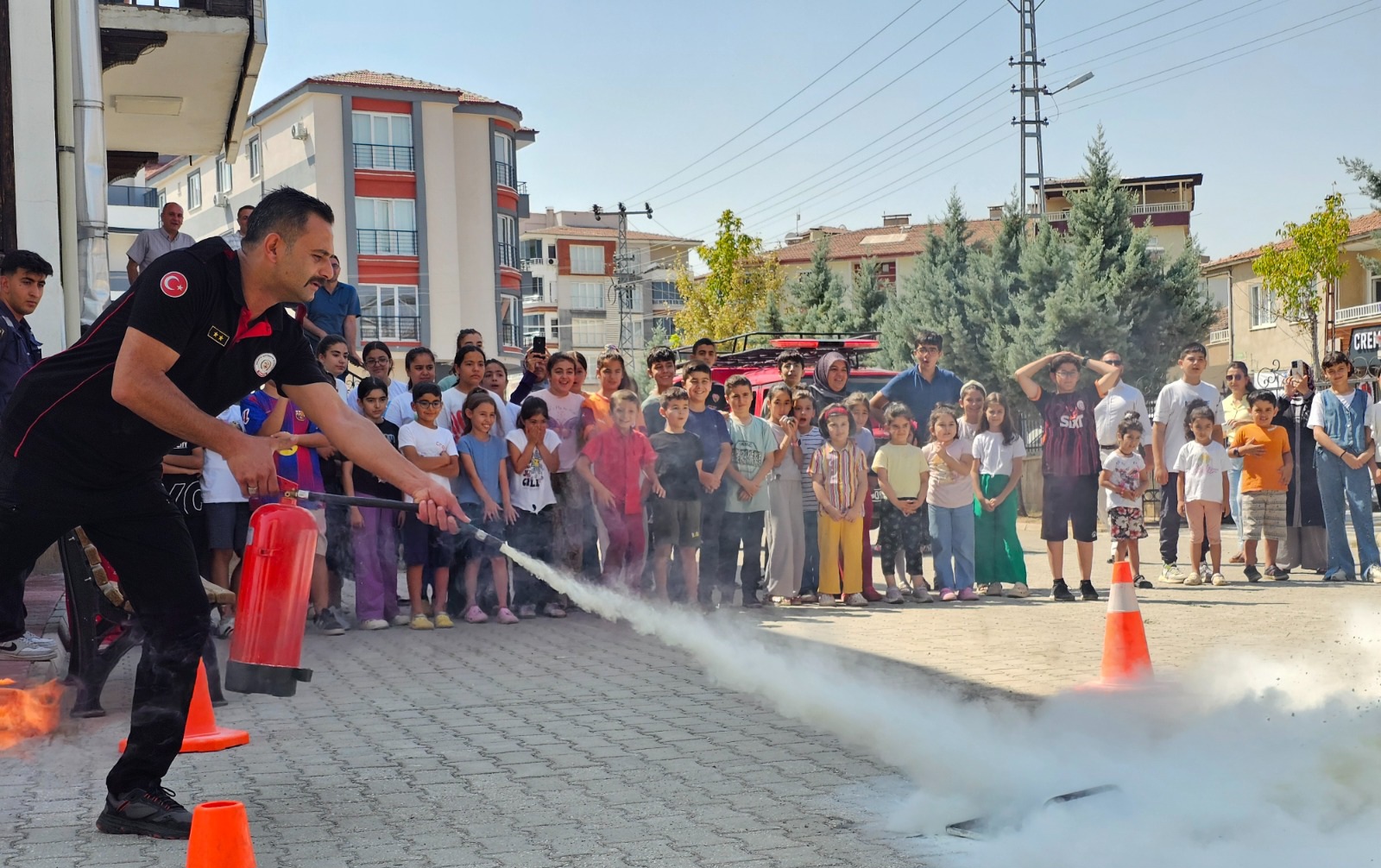BÜYÜKŞEHİR BELEDİYESİ SEMT KONAKLARI ÖĞRENCİLERİNE DEPREM VE YANGIN EĞİTİMİ VERİLDİ