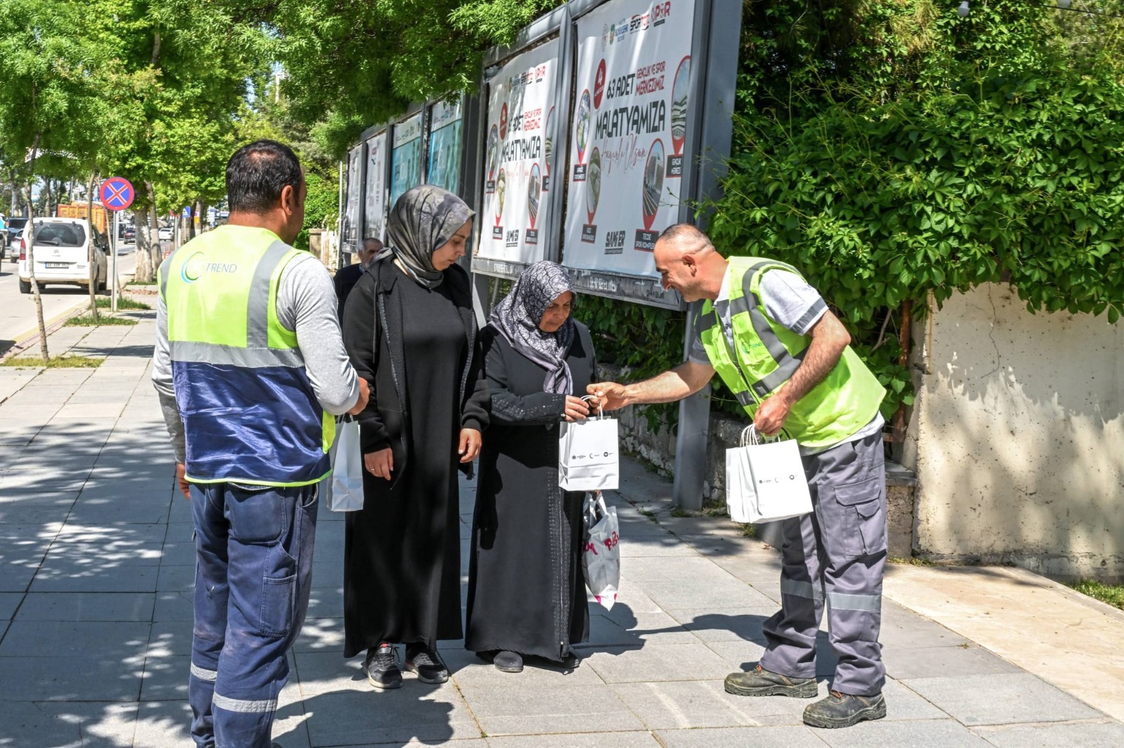 BÜYÜKŞEHİR BELEDİYESİ VATANDAŞLARA ÜCRETSİZ 20 BİN FİDE DAĞITTI